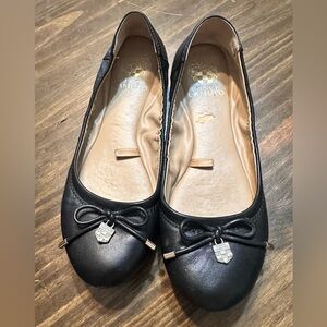 Vince Camuto Black Leather Eryn Ballet Flats Bow Charm Crest Size 6.5